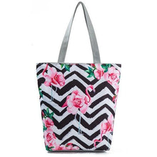 Load image into Gallery viewer, Vintage Floral Design Beach Bag

